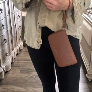 Adrienne Vittadini - Charging Wristlet